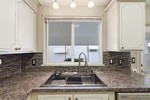 2101 Maui Dr, Holiday, FL 34691 - Photo 12