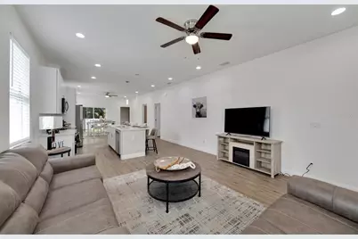 3706 Wiggins Leaf Street, Tampa, FL 33619 - Photo 6