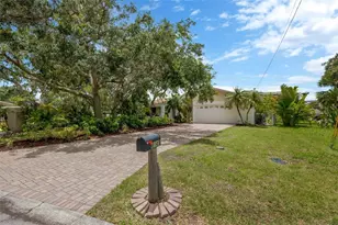 8143 Channel Dr, Port Richey, FL 34668 - Photo 10
