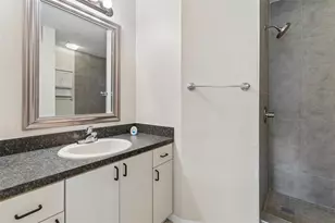 3410 Laurel Dale Dr, Tampa, FL 33618 - Photo 32