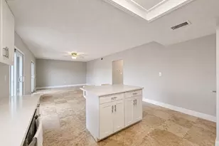 8818 Bay Pointe Dr, Tampa, FL 33615 - Photo 4
