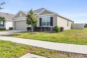35830 Ellsworth Pl, Zephyrhills, FL 33541 - Photo 2