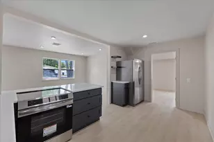 8211 Diagonal Rd N, Saint Petersburg, FL 33702 - Photo 10