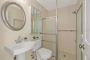 701 Mirror Lake Dr N, Saint Petersburg, FL 33701 - Photo 36
