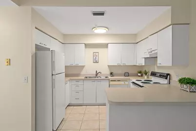 701 Mirror Lake Drive N #102, Saint Petersburg, FL 33701 - Photo 16