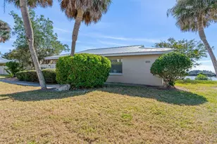 11568 W Bayshore Dr, Crystal River, FL 34429 - Photo 2