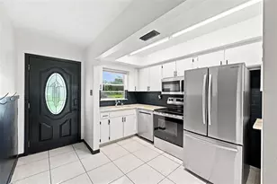 28850 Lindenhurst Dr, Wesley Chapel, FL 33544 - Photo 4