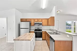 37150 Highland Bluff Cir, Dade City, FL 33523 - Photo 4