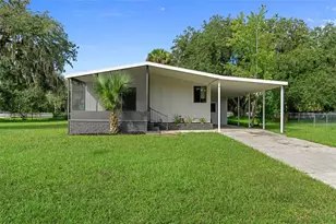 22 Canal Ct, Lake Panasoffkee, FL 33538 - Photo 1