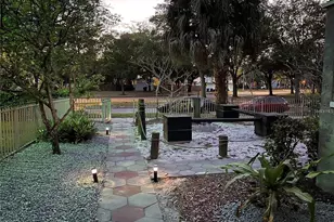527 8th St N, Saint Petersburg, FL 33701 - Photo 2