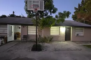 915 58th Ave Dr E, Bradenton, FL 34203 - Photo 1