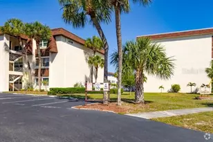 208 NE Monroe Cir N, Saint Petersburg, FL 33702 - Photo 1