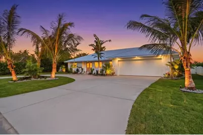 618 Gladstone Lane, Holmes Beach, FL 34217 - Photo 1