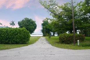 3353 E Riverside Dr, Fort Myers, FL 33916 - Photo 1