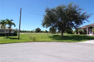 25 Clubhouse Pl, Rotonda West, FL 33947 - Photo 1