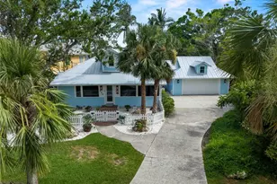 713 Eagle Point Dr, Venice, FL 34285 - Photo 1