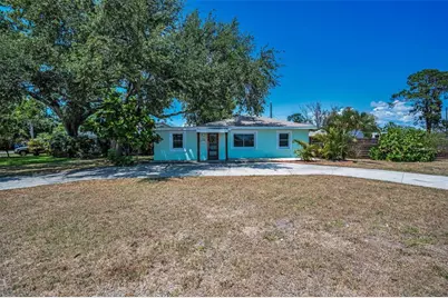 1101 Essex Drive N, Saint Petersburg, FL 33710 - Photo 1