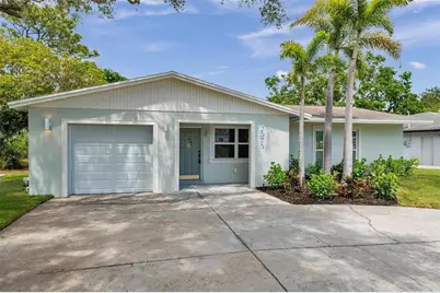 2575 Granada Circle E, Saint Petersburg, FL 33712 - Photo 1