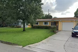 7481 Oak St NE, Saint Petersburg, FL 33702 - Photo 1