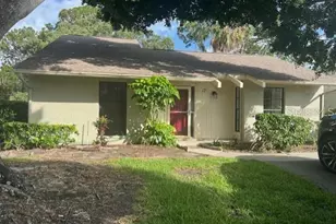 17 Windrush Bay Dr, Tarpon Springs, FL 34689 - Photo 1