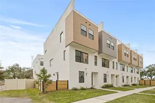 323 15th St N, Saint Petersburg, FL 33705 - Photo 1