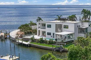 585 Dolphin Ave SE, Saint Petersburg, FL 33705 - Photo 1