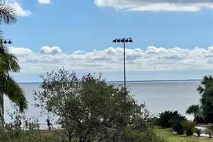 1120 N Shore Dr NE, Saint Petersburg, FL 33701 - Photo 1