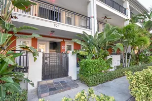 201 6th St S, Saint Petersburg, FL 33701 - Photo 1