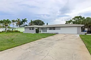 7073 S Shore Dr S, Saint Petersburg, FL 33707 - Photo 1