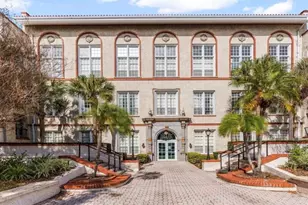 701 Mirror Lake Dr N, Saint Petersburg, FL 33701 - Photo 1
