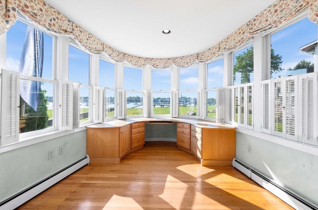 2 Foster St, Marblehead MA  01945-3645 exterior