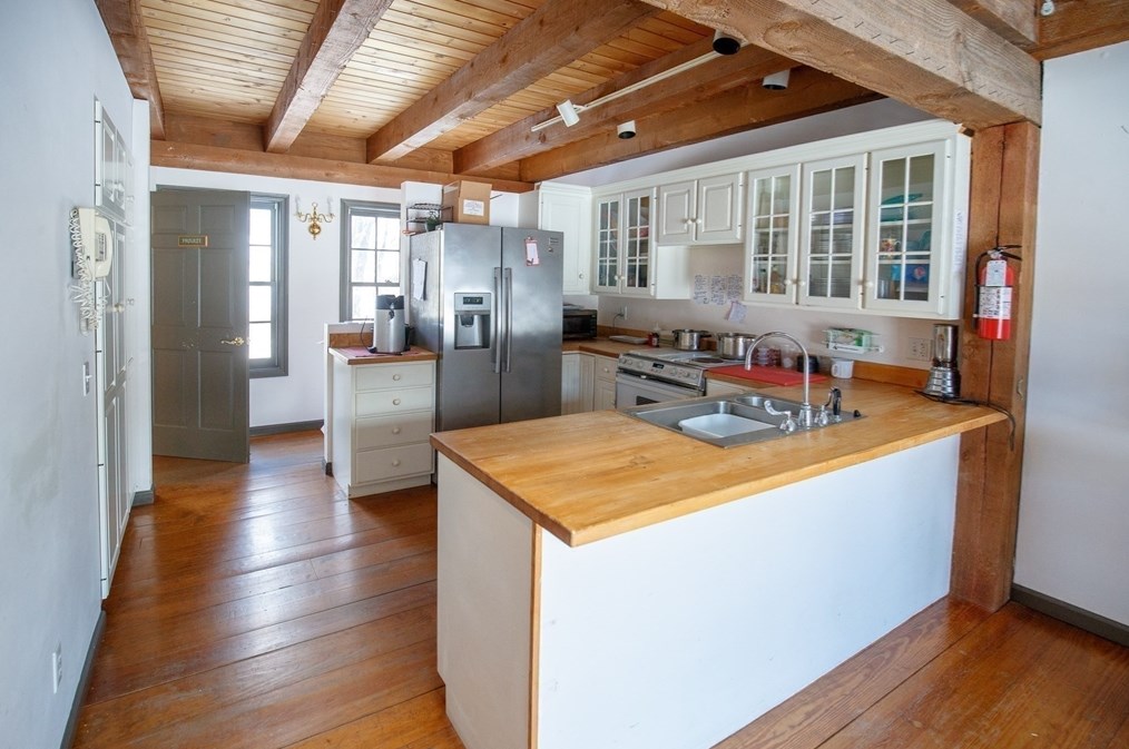 296 Main St, Sheffield MA 01257-9696 exterior