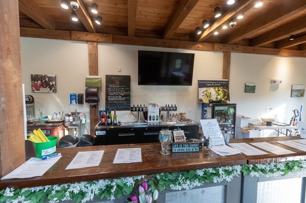 296 Main St, Sheffield MA 01257-9696 exterior