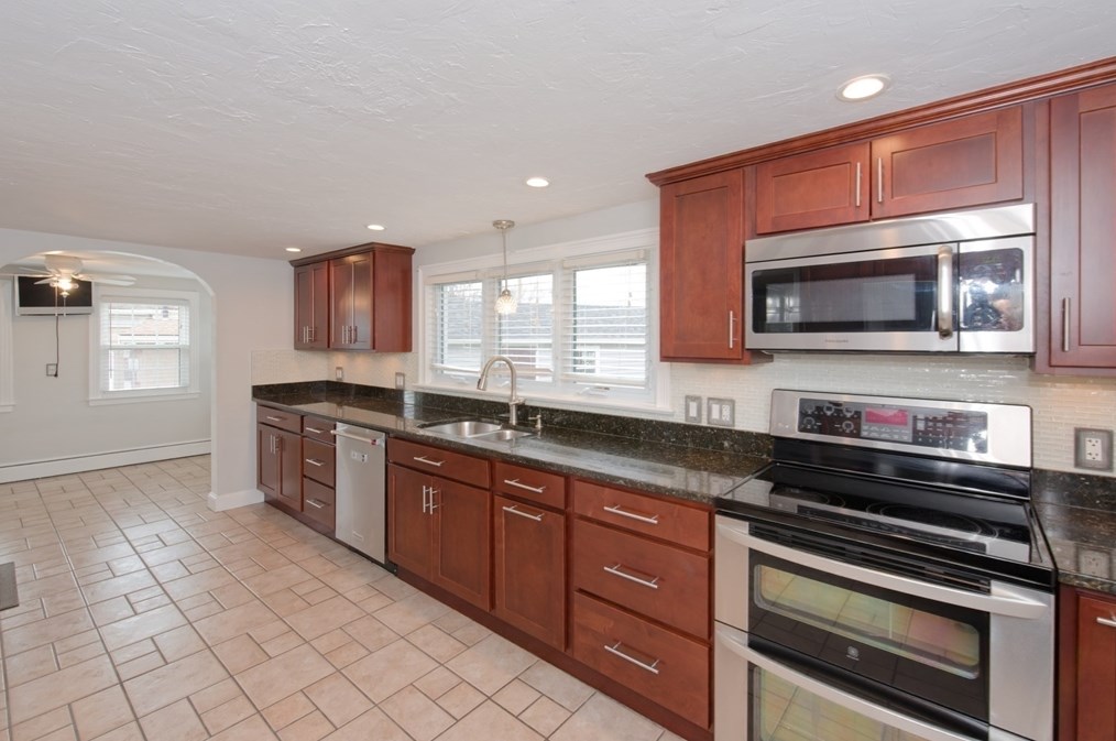 4 Cunniff Ave, Milford MA  01757-2205 exterior