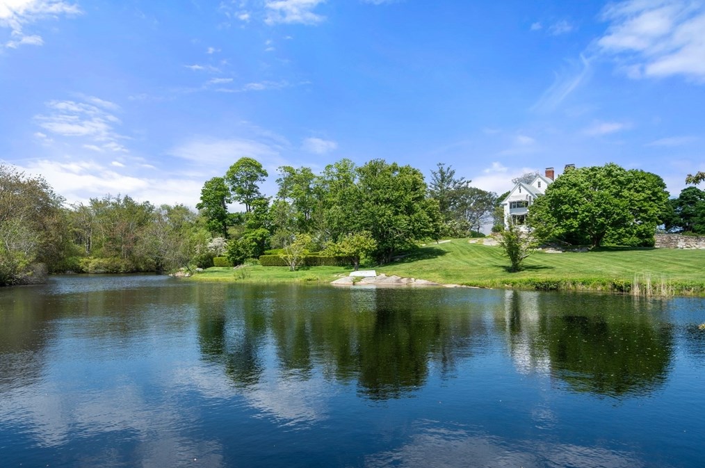 33 Way Rd, Gloucester MA 01930-4315 exterior