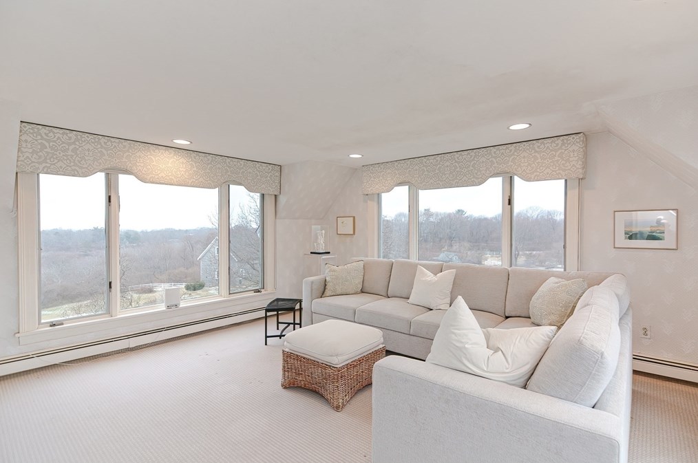 33 Way Rd, Gloucester MA 01930-4315 exterior