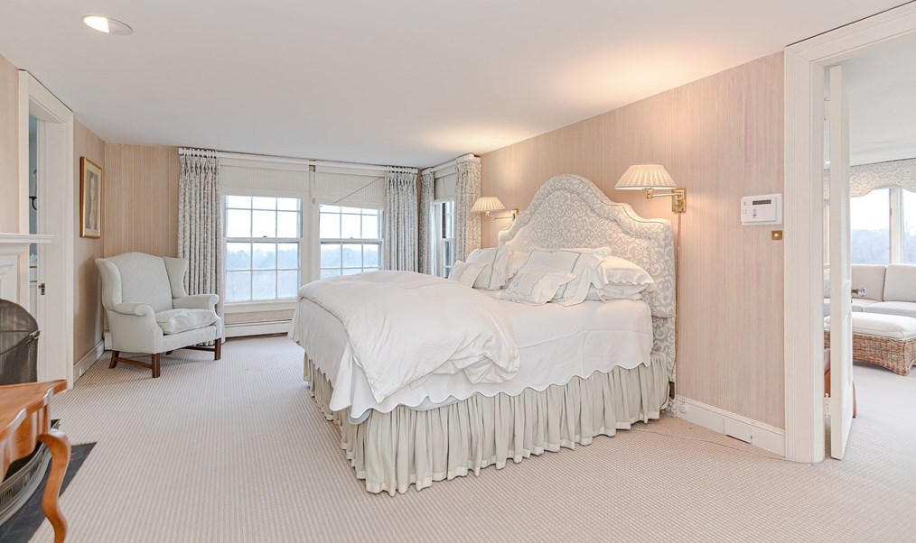 33 Way Rd, Gloucester MA 01930-4315 exterior