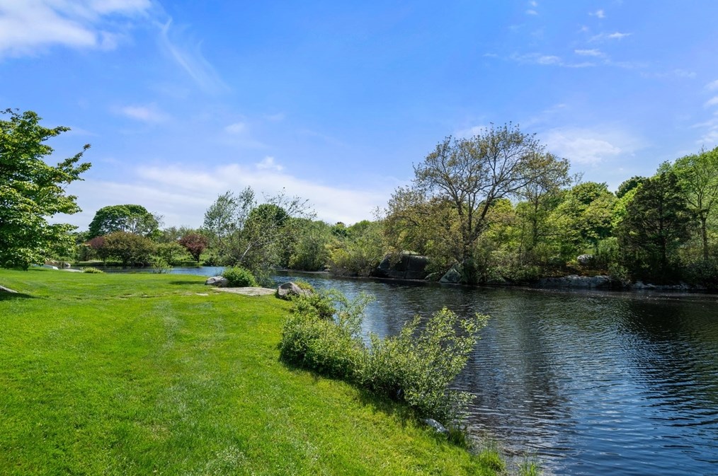 33 Way Rd, Gloucester MA 01930-4315 exterior