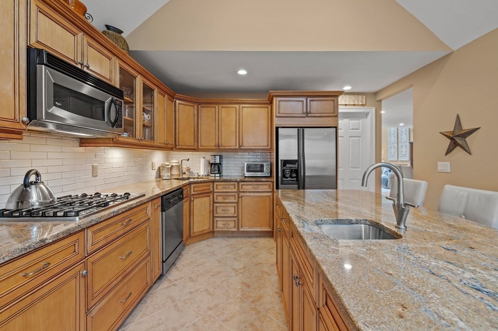 33 Gold Leaf Ln #33, Mashpee, MA 02649