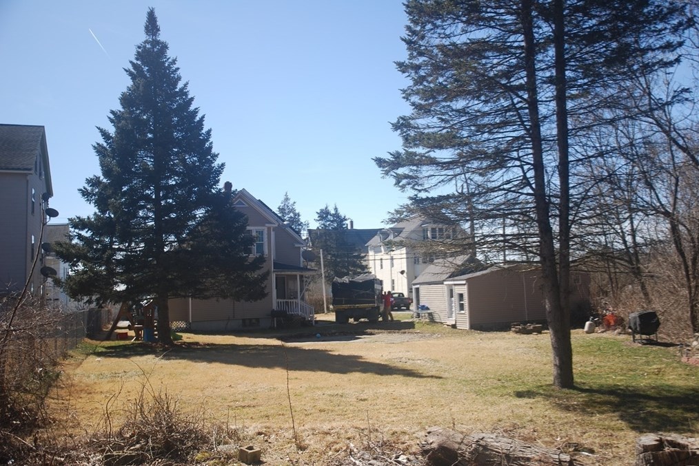 8 Pine St, Dudley MA  01571-3224 exterior