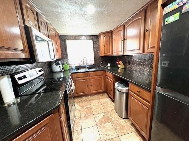 8 Pine St, Dudley MA  01571-3224 exterior