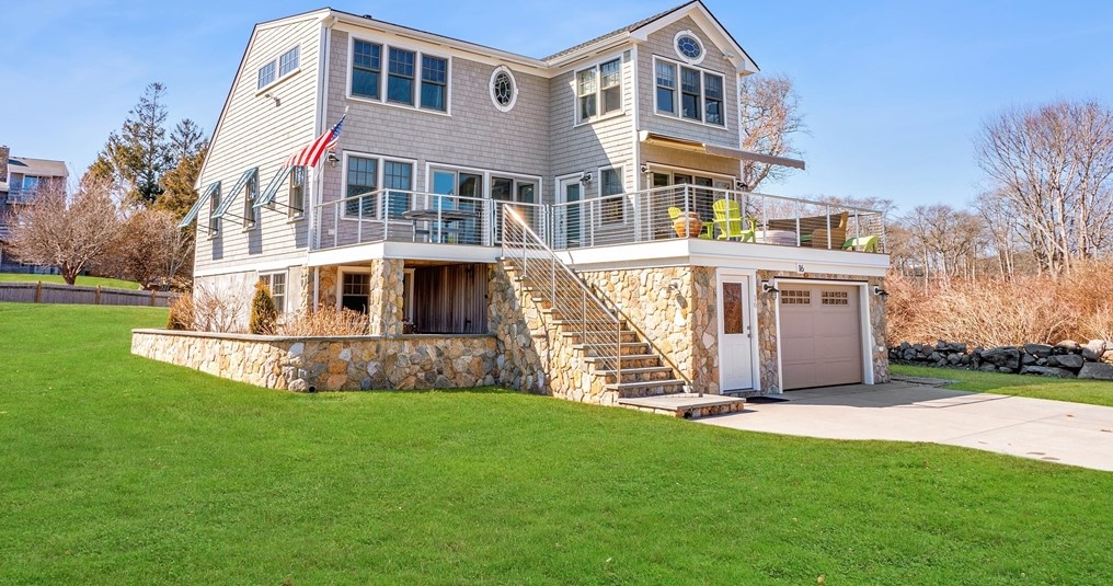 16 Meadow Shores Rd, Dartmouth MA  02748-1431 exterior