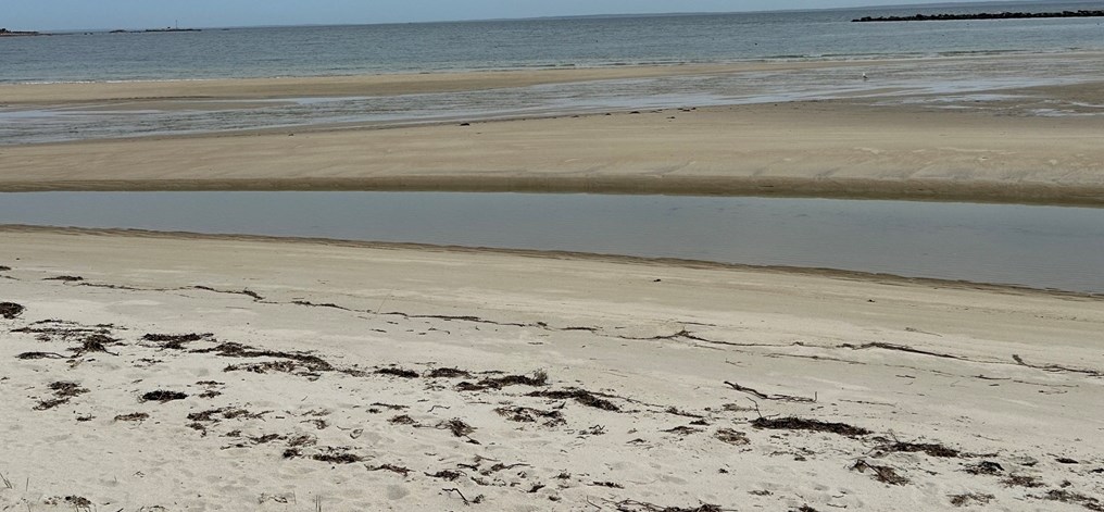 16 Meadow Shores Rd, Dartmouth MA  02748-1431 exterior