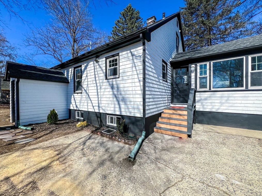 24 Norrback Ave, Worcester MA  01606-1086 exterior