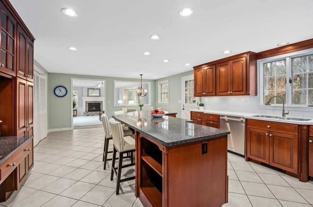 49 Flagg Rd, Southborough MA 01772-1419 exterior