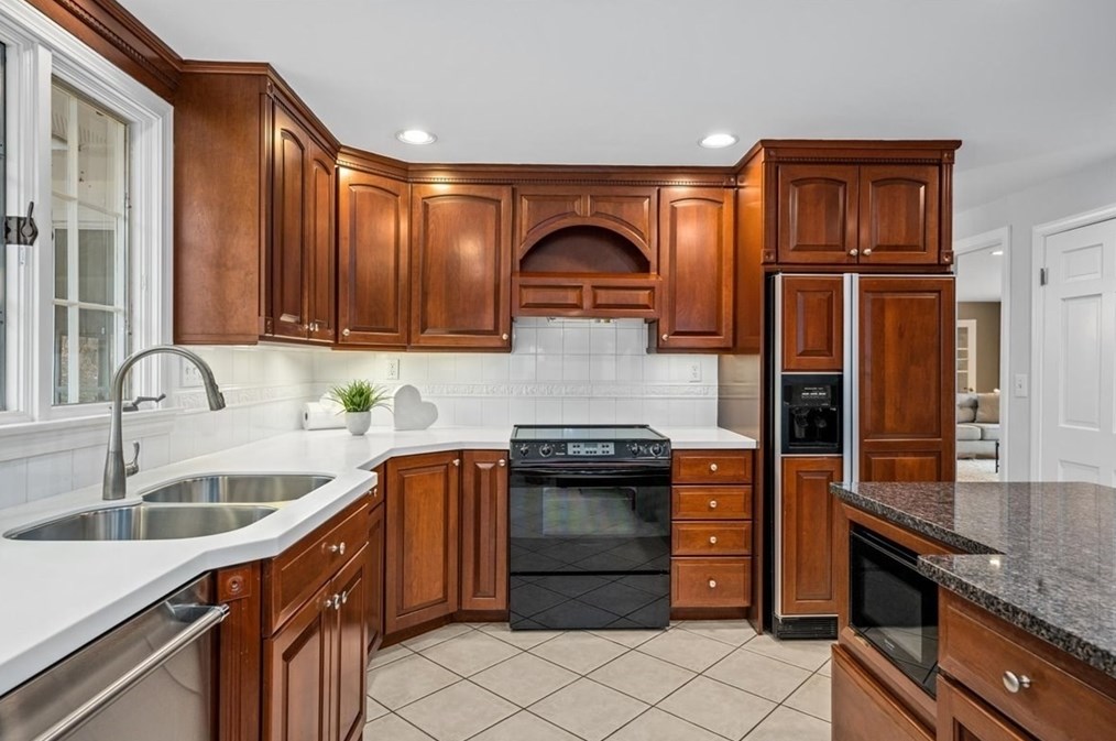 49 Flagg Rd, Southborough MA 01772-1419 exterior