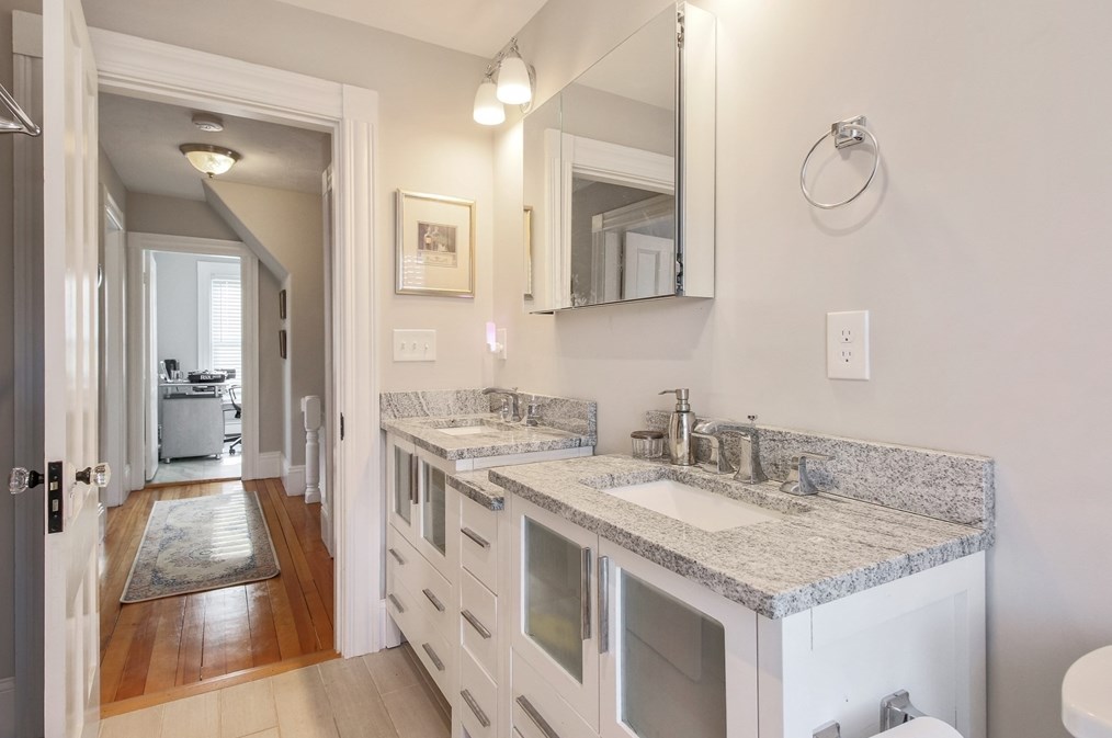 8 Latisquama Rd, Southborough MA 01772-1606 exterior