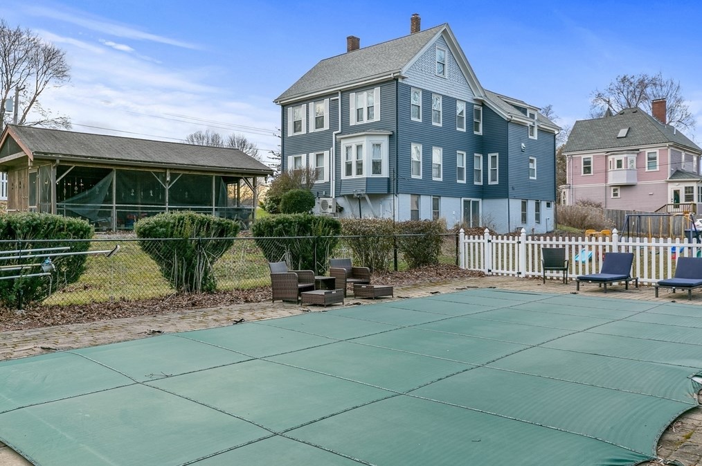 8 Latisquama Rd, Southborough MA 01772-1606 exterior