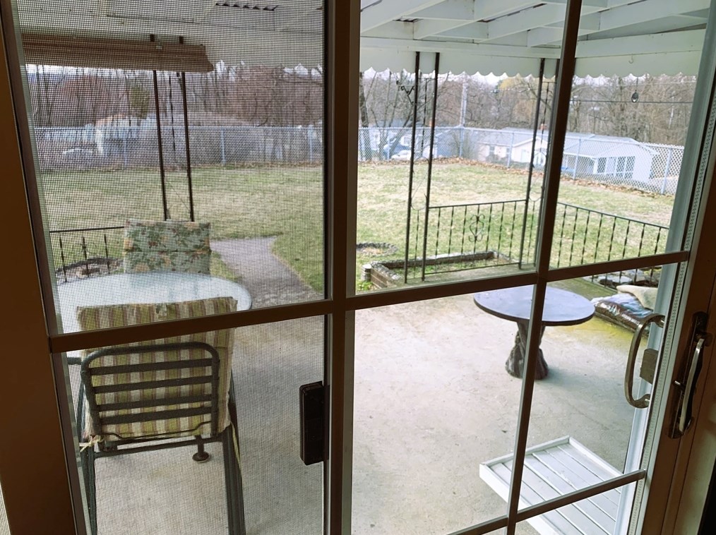196 Pondview Dr, Chicopee, MA 01020 exterior
