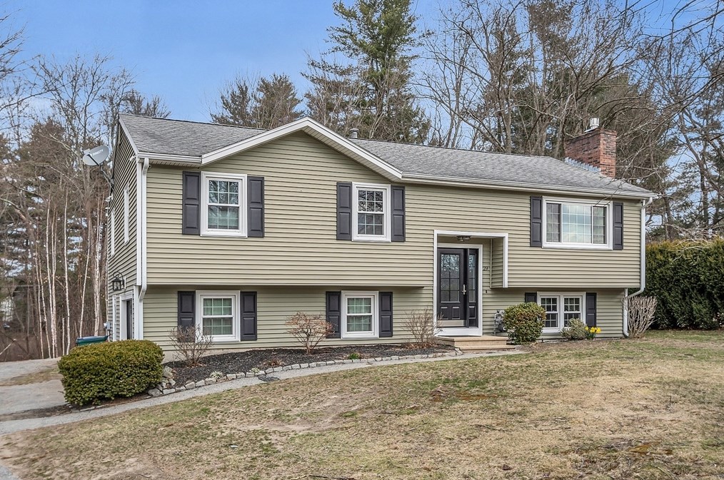 29 Gagnon Rd, Lowell, MA 01854 exterior